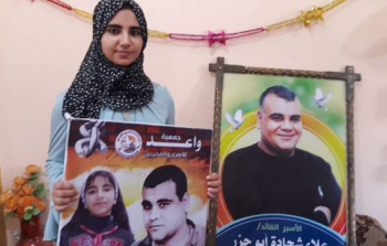 صور للأسير أبو جزر في يد ابنته جمانة (أرشيف)