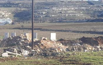 جانب من الكتل الاسمنتية والسواتر الترابية المقامة