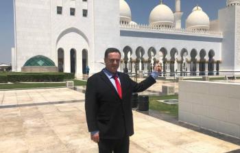 كاتس يقف في زيارة سابقة للإمارات أمام مسجد زايد ألن نهيان في العاصمة أبو ظبي (أرشيف)