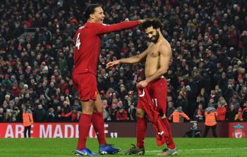 محمد صلاح يحتفل بتسجيل هدف فريقه الثاني في مانشستر يونايتد (الفرنسية)