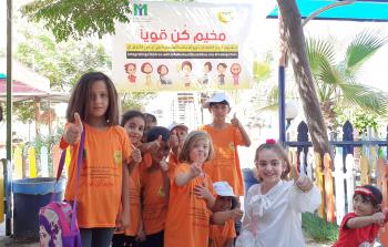 الطفلة نور (وسط) برفقة زميلاتها