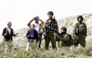 المستوطنون يعتدون على الفلسطينيين بحماية جيش الاحتلال