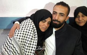 الأسير المحرر عبد الرحمن أبو لبدة يحتضن والدته بعد الإفراج عنه