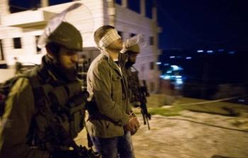 قوات الاحتلال تعتقل ليلا أحد المواطنين (أرشيف)