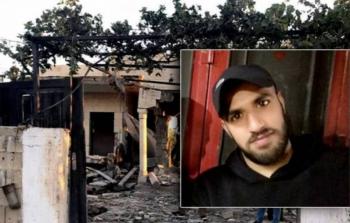 الأسير القمبع وخلفية منزله المهدم في جنين (أرشيف)