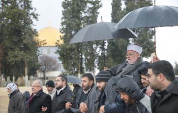 الشيخ عكرمة صبري محمولاً على الأعناق - الأناضول