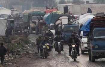 عمليات نزوح جماعي تجاه الحدود التركية شمالا مع اشتداد القصف لمدينة ادلب (أرشيف)