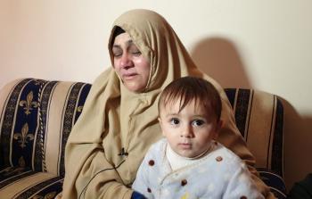 طفل الشهيد الناعم حمزة مع والدة الشهيد