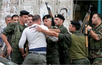 عناصر من أمن السلطة يعتقلون مواطنا في الضفة (أرشيف)