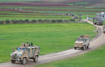 عربات عسكرية تركية في طريقها لمدينة إدلب السورية(الأناضول)