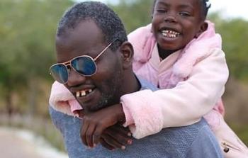 بدر مصلح مع طفلته