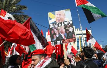 جانب من التظاهرة أمام السفارة الأمريكية في بيروت (الفرنسية)