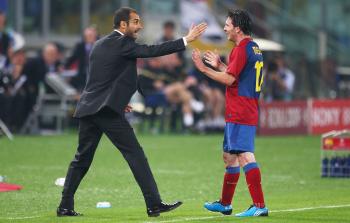 الأرجنتيني ليونيل ميسي و الإسباني جوسيب غوارديولا مدرب مانشستر سيتي