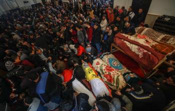 جانب من تشييع شهداء حادث النصيرات (الأناضول)