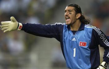 حارس مرمى المنتخب التركي السابق لكرة القدم، روستو رتشبر (أرشيف)