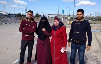 الأسيرة المحررة آلاء بشير من أمام حاجز الجلمة بمدينة جنين أثناء الافراج عنها