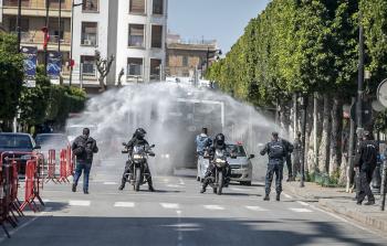 الداخلية التونسية تعقم شوارع العاصمة تونس (الأناضول)