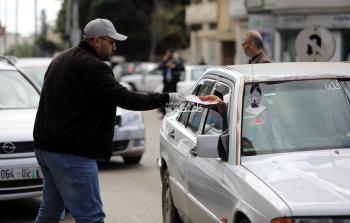 جانب من توزيع النشرة التوعوية