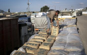 جانب من دخول الاسمنت لغزة (أرشيف)