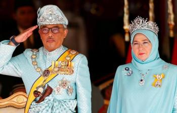 الملك الماليزي وزوجته في صورة من الأرشيف