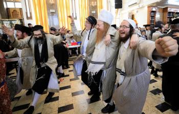 مستوطنون يؤدون طقوساً تلمودية بالقدس المحتلة (أ ف ب)