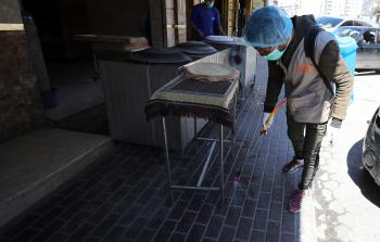 تعقيم أحد مخابز غزة (عدسة/ صحيفة فلسطين)