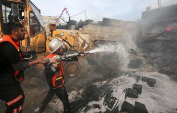 طواقم الدفاع المدني تسيطر على حريق النصيرات (apa)