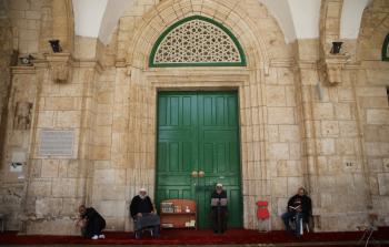 الأوقاف تغلق مصليات 