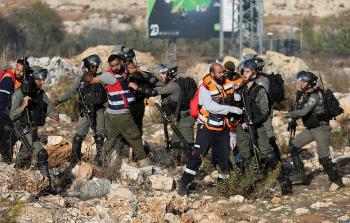 قوات الاحتلال تعتدي على الطواقم الطبية في الأراضي المحتلة (أرشيف)