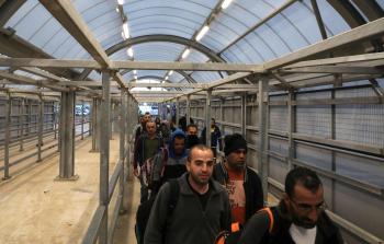 عمال فلسطينيون يخضعون لتفتيش إسرائيلي (أ ف ل)