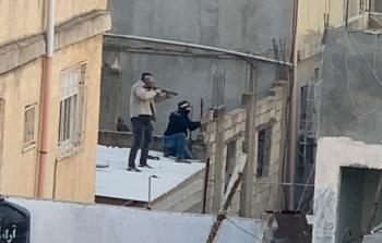 لحظات اطلاق قوات الاحتلال النار على المواطنين في المخيم