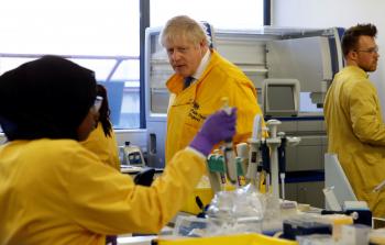 رئيس الوزراء البريطاني بوريس جونسون يزور خدمة العدوى الوطنية بالصحة العامة في إنجلترا (أرشيف)