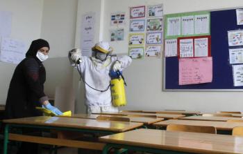 حملة لتعقيم المدارس تزامنا مع بدء التعليم عن بعد للطلبة