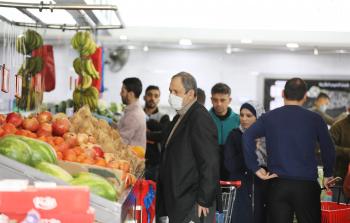 مواطنون أثناء تسوقهم بغزة (أرشيف)