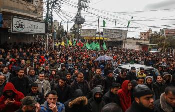 جانب من تشييع شهداء حادث النصيرات (الأناضول)