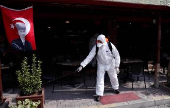 متطوع في تركيا يرش المعقمات الواقية من كورونا (أرشيف)