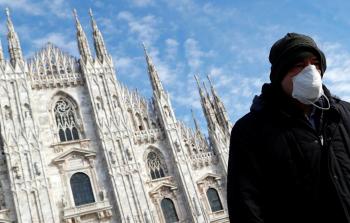 رجل أمام كاتدرائية دومو في ميلانو الايطالية