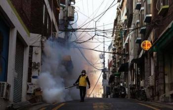 تعقيم الشوارع في كوريا الجنوبية لمواجهة كورونا