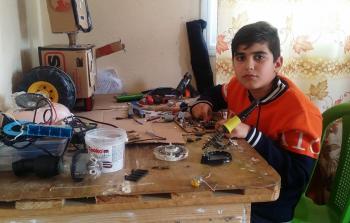 محمد الحلاق أثناء عمله (تصوير ربيع أبو نقيرة)