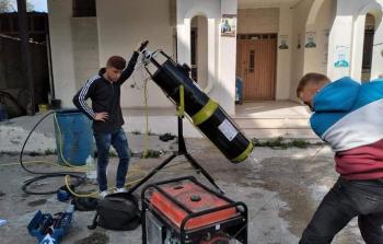 المهندسان الشقيقان أثناء عملهما على ابتكارهما