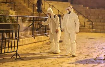 مقدسيون متطوعون يقومون بعمليات تعقيم لأحيائهم (أرشيف)