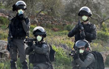 جنود الاحتلال يرتدون الكمامات خشية 