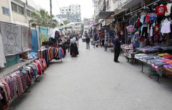 تخوفًا من تفشي كورونا.. أسواق غزة خالية من المتسوقين (تصوير/ ياسر فتحي)