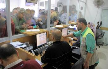 عملية صرف المنحة القطرية في مكاتب البريد بغزة (أرشيف)