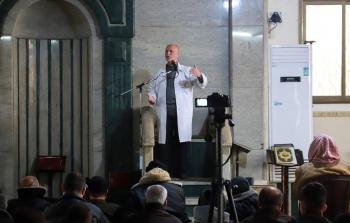 طبيب يلقي خطبة الجمعة بأحد مساجد قطاع غزة لتوعية المصلين بفيروس كورونا