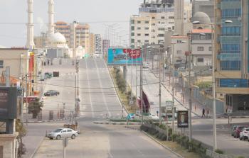 شوارع غزة تخلو من المواطنين بعد إعلان إصابة حالتين بكورونا  (تصوير/ ياسر فتحي)