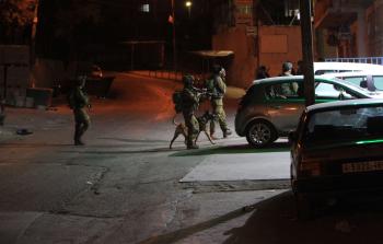 جنود الاحتلال خلال مداهمات ليلية لمنازل المواطنين  (أرشيف)