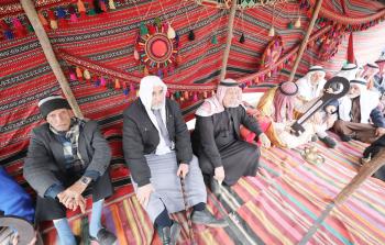 اللاجئ يوسف بركات (يسار)