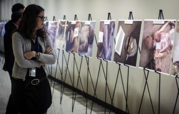 معرض لضحايا التعذيب في سجون النظام السوري (أرشيف)