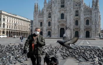 ساحة ديل دومو الشهيرة في مدينة ميلانو الإيطالية فارغة تقريبًا (أرشيف)